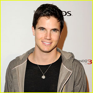 Robbie Amell Joins 'Like Father'