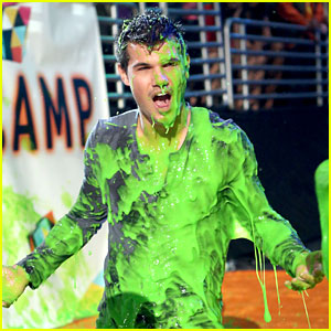 Taylor Lautner: Slimed at Kids Choice Awards 2012!
