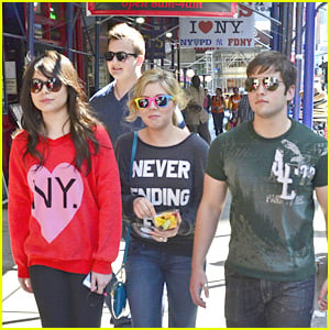 Miranda Cosgrove & Jennette McCurdy Hit NYC with 'iCarly'