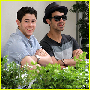 Nick & Joe Jonas: Peels Lunch Pair