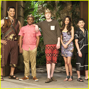 New 'Pair of Kings' Cast Pic -- First Look!