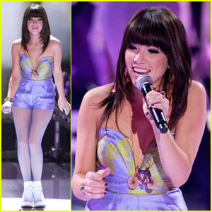 Carly Rae Jepsen Performs At The Teen Choice Awards 2012