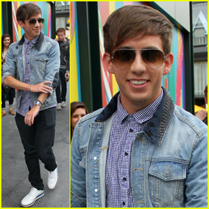 Kevin McHale: 'Extra' Appearance!
