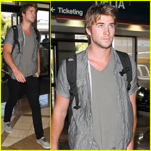 Liam Hemsworth: LAX Airport Stud!