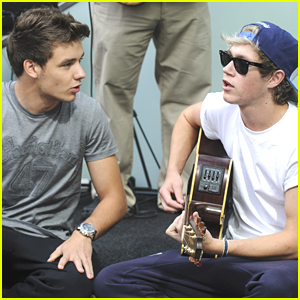 Niall Horan & Liam Payne Play Improptu Concert