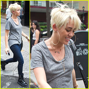 Miley Cyrus: Backless Shirt Shopper in Philadelphia