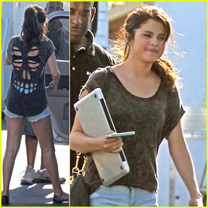 Selena Gomez: Torn Skull Back Tee!
