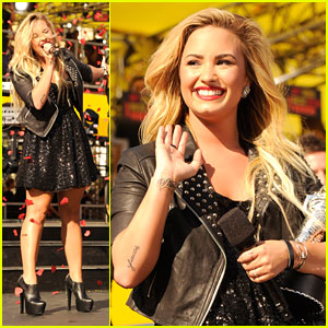Demi Lovato WINS at MTV VMAs 2012