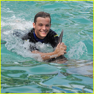 Louis Tomlinson Swims with Dolphins!