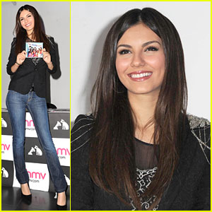 Victoria Justice: HMV Signing in Manchester!