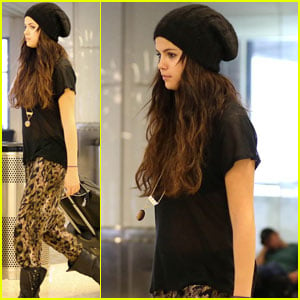 Selena Gomez: LAX Fashionista!