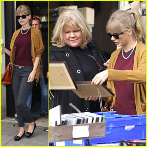 Taylor Swift & Mom Andrea Shop Portobello Road