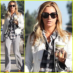 Ashley Tisdale: Holiday Shopping with Mom!