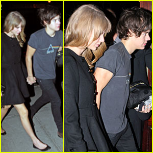 Taylor Swift & Harry Styles: Holding Hands!