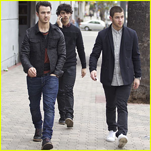 Nick, Joe & Kevin Jonas: Back In LA!