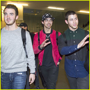 Jonas Brothers Arrive in Mexico!