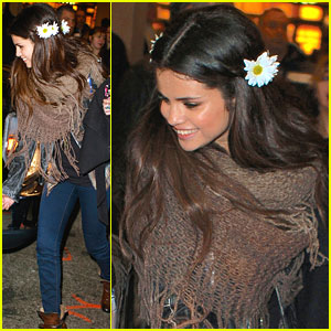 Selena Gomez: Flowers In Hair for UNICEF Concert