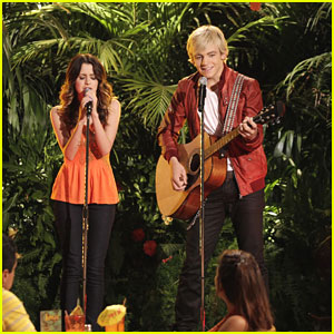 Laura Marano Finally Gets Over Stage Fright in This Weekend's 'Austin & Ally'