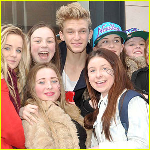Cody Simpson: Greeting Fans In Dublin!