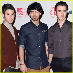 Jonas Brothers Announce New Single 'Pom Poms'