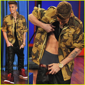 Justin Bieber: 'Late Night' Appearance Abs