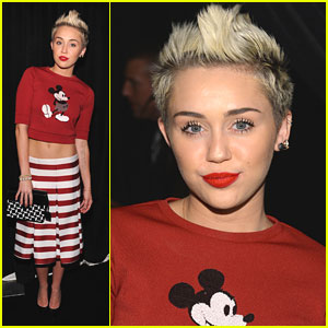 Miley Cyrus: Mickey Mouse Sweater at Marc Jacobs Show!