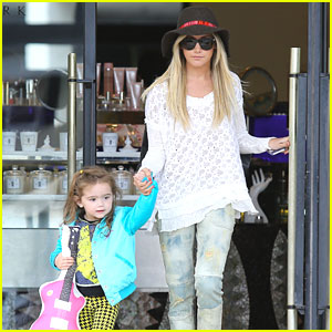 Ashley Tisdale: Shopping with Mikayla
