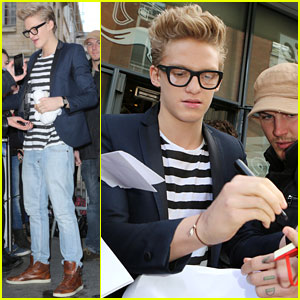Cody Simpson: Fan Friendly in Paris!