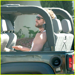 Liam Hemsworth: Cruising with Buddies!