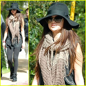 Selena Gomez: Floppy Hat Hottie