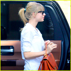 Taylor Swift Begins 'Red' Tour Rehearsals!