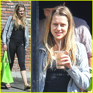 Teresa Palmer: Tail Waggers Quick Stop