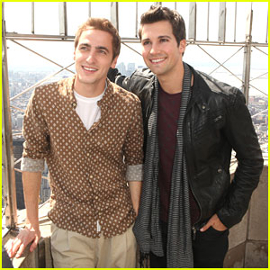 Kendall Schmidt & James Maslow: On Top Of The Empire State Building!