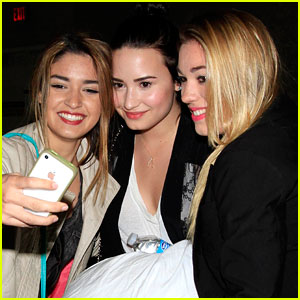 Demi Lovato: Fan Friendly at LAX!