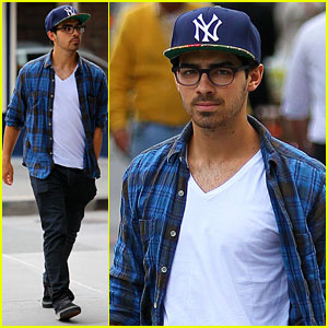 Joe Jonas: Yankees Cap in NYC