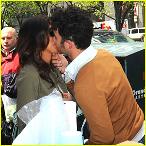 Kevin & Danielle Jonas: Gelato Stand Kisses