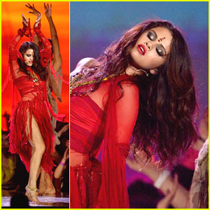 Selena Gomez -- MTV Movie Awards 2013 Performance Pics & Video!