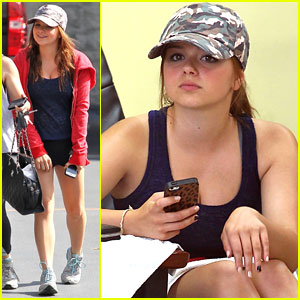 Ariel Winter: Manicures with Sister Shanelle!