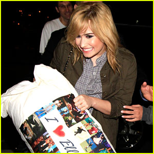 Demi Lovato Carries her 'I Love Ellen' Pillow!