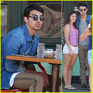 Joe Jonas: Fan Friendly at Breakfast