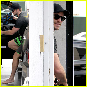 Liam Hemsworth: Barefoot Gym Arrival