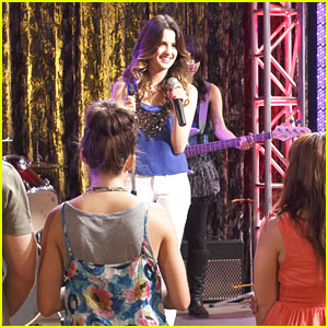 Will Laura Marano Get That Record Deal on 'Austin & Ally'?