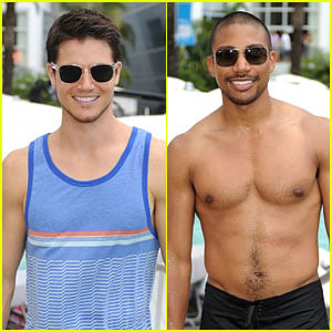Robbie Amell & Shirtless Charles Michael Davis: CW Stars at iHeartRadio Ultimate Pool Party!