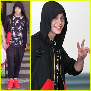 Austin Mahone Arrives in Vancouver!