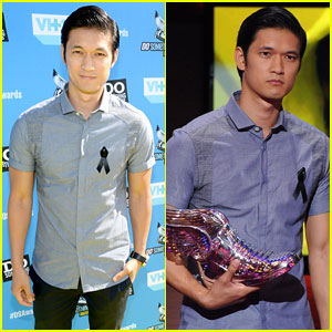 Harry Shum Jr. Dons Ribbon for Cory Monteith at Do Something Awards 2013