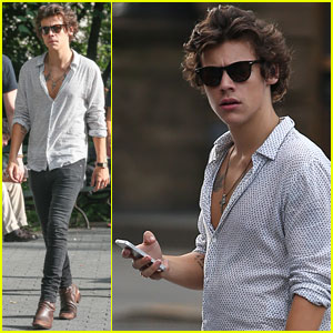Harry Styles Checks His Phone in NYC