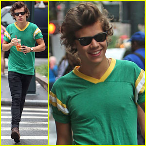 Harry Styles Grabs a Smoothie in NYC