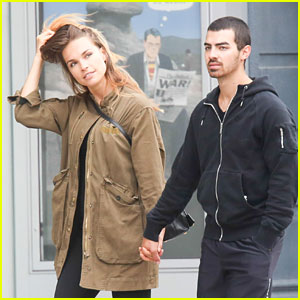 Joe Jonas & Blanda Eggenschwiler: Hand-Holding NYC Stroll