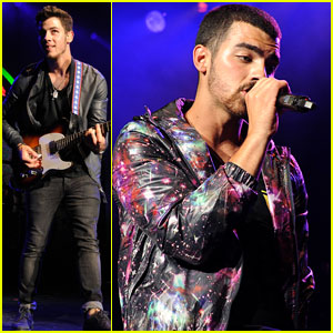 Jonas Brothers: Boston Concert Pics!