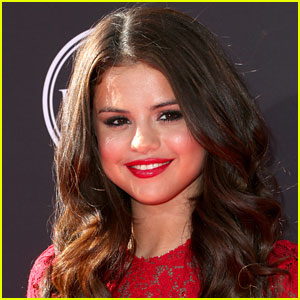 Selena Gomez Earns First No. 1 On Billboard 200!